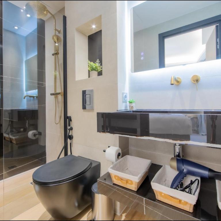 Hôtel Particulier Marceau - Central Cannes - New - Walk to La Croisette - EPSILON -Three-Bedroom Suite with balcony - 11
