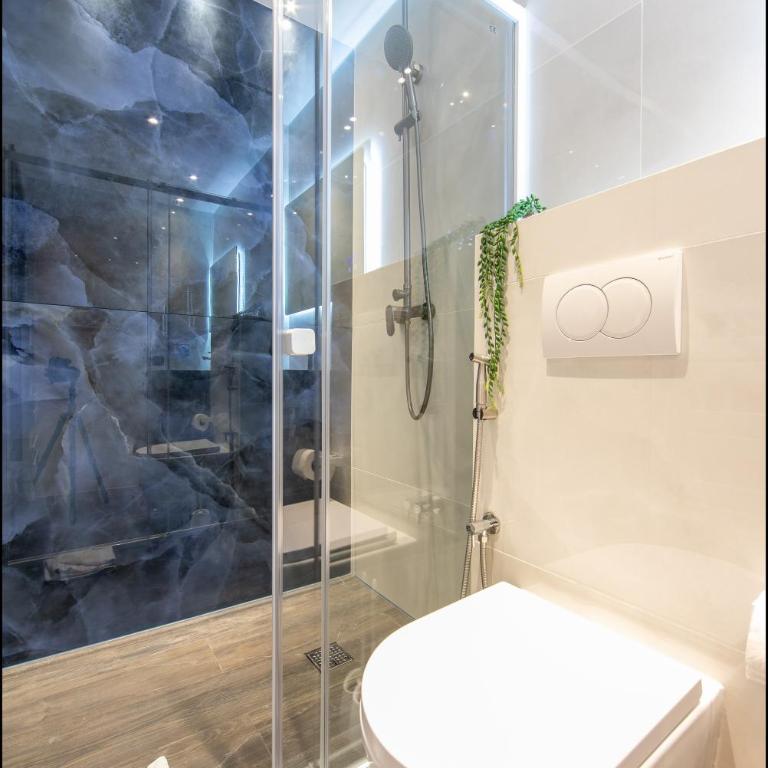 Hôtel Particulier Marceau - Central Cannes - New - Walk to La Croisette - NAOS - Three-Bedroom Suite with balcony - 10