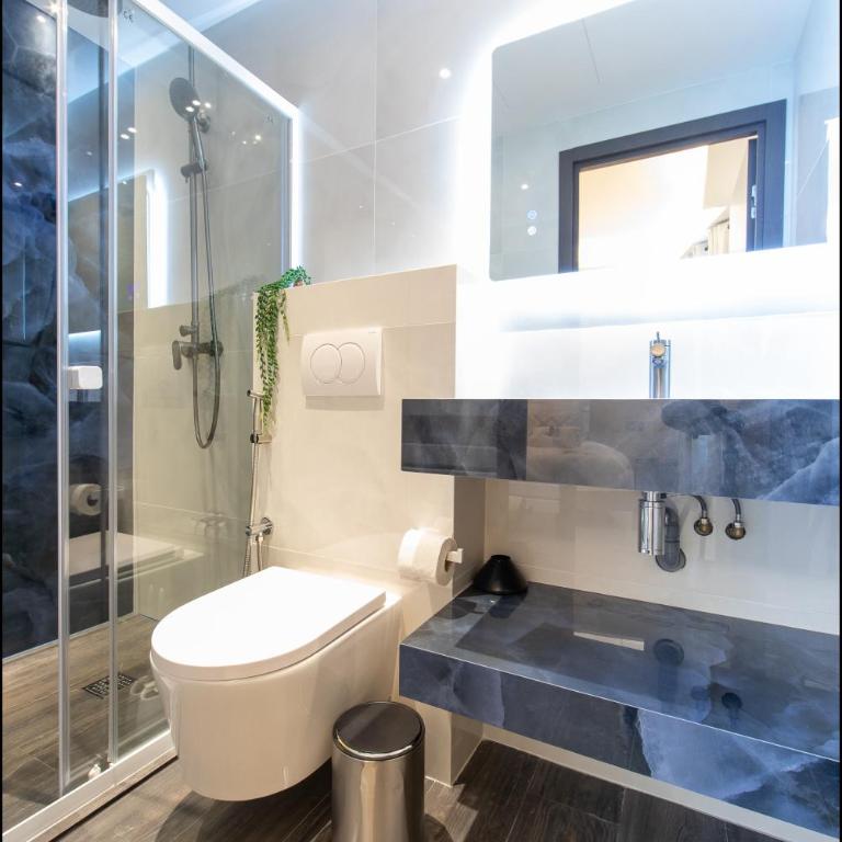 Hôtel Particulier Marceau - Central Cannes - New - Walk to La Croisette - NAOS - Three-Bedroom Suite with balcony - 11