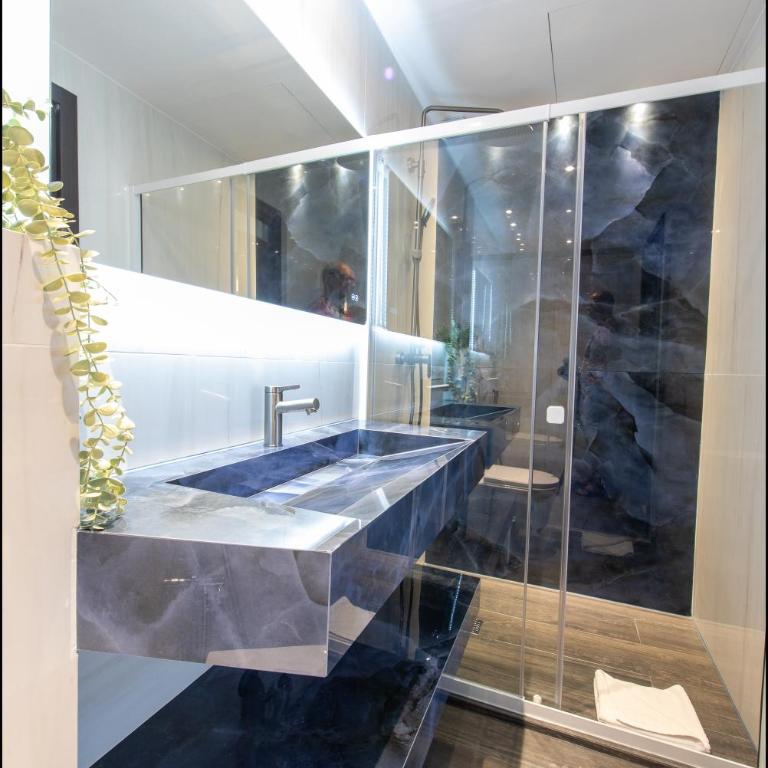 Hôtel Particulier Marceau - Central Cannes - New - Walk to La Croisette - NAOS - Three-Bedroom Suite with balcony - 12