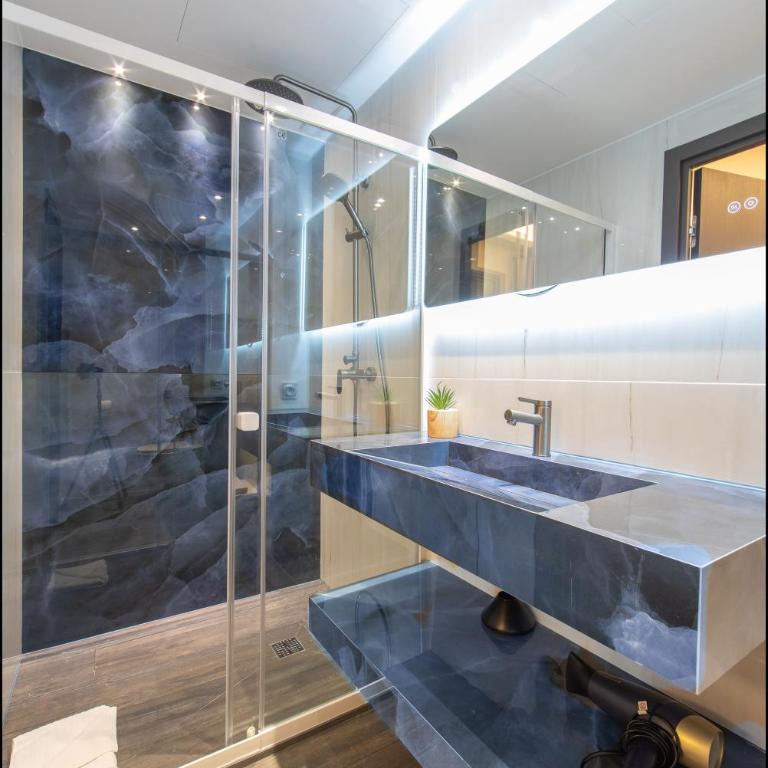 Hôtel Particulier Marceau - Central Cannes - New - Walk to La Croisette - NAOS - Three-Bedroom Suite with balcony - 14