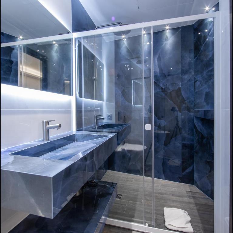 Hôtel Particulier Marceau - Central Cannes - New - Walk to La Croisette - OMEGA - Four-Bedroom Suite with balcony - 1