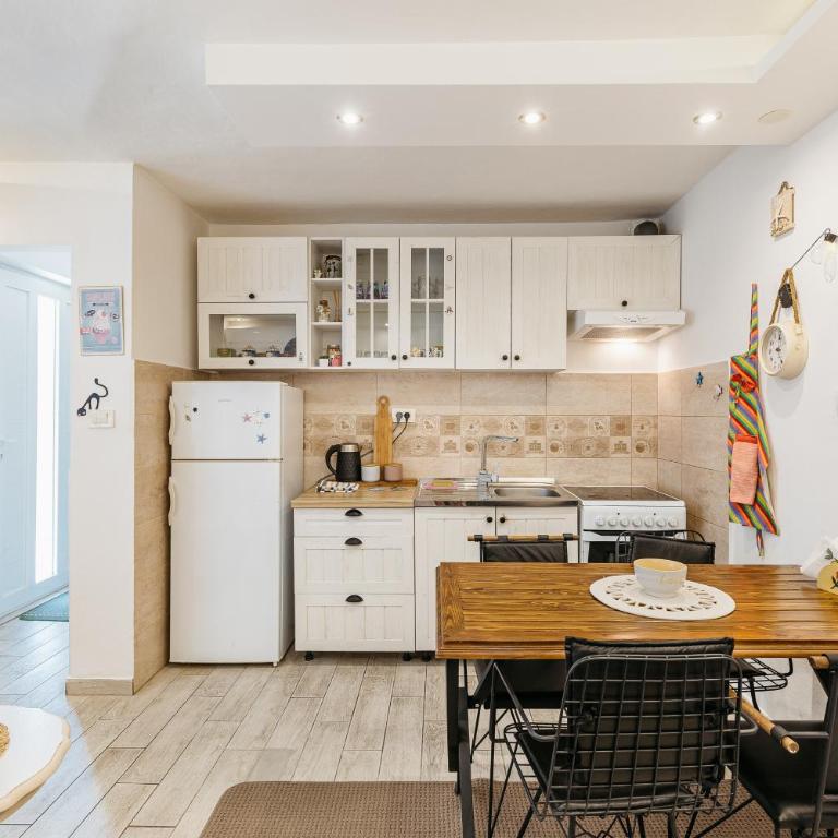 Green Garden Apartments - Apartment with Garden View - 7