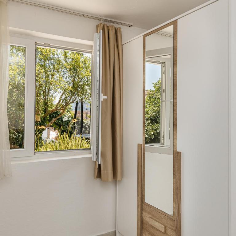 Green Garden Apartments - Apartment with Garden View - 11