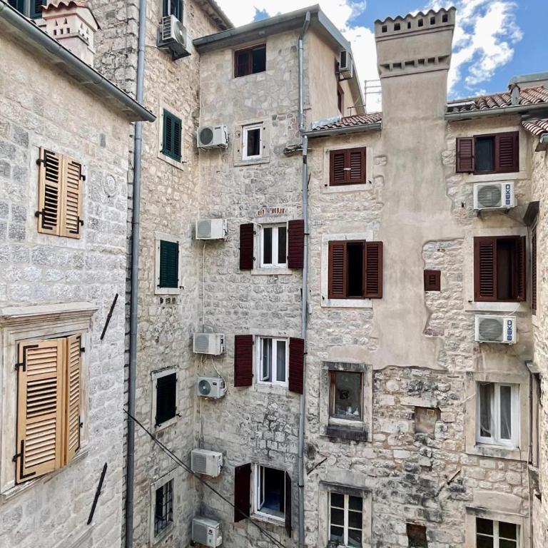 sar 5 - One-Bedroom Apartment - 2