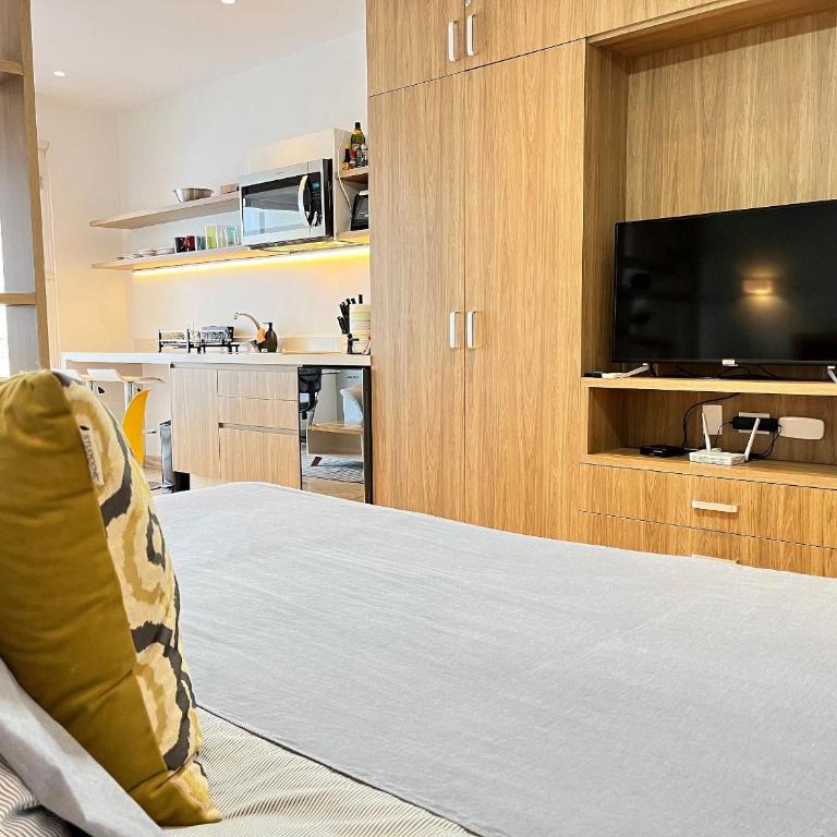 Modern Studio close to the beah Pool and Fast WiFi - Studio Apartment - 7