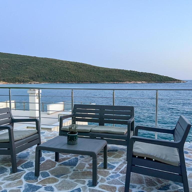 Azzure Apartment - One-Bedroom Apartment with Sea View - 3