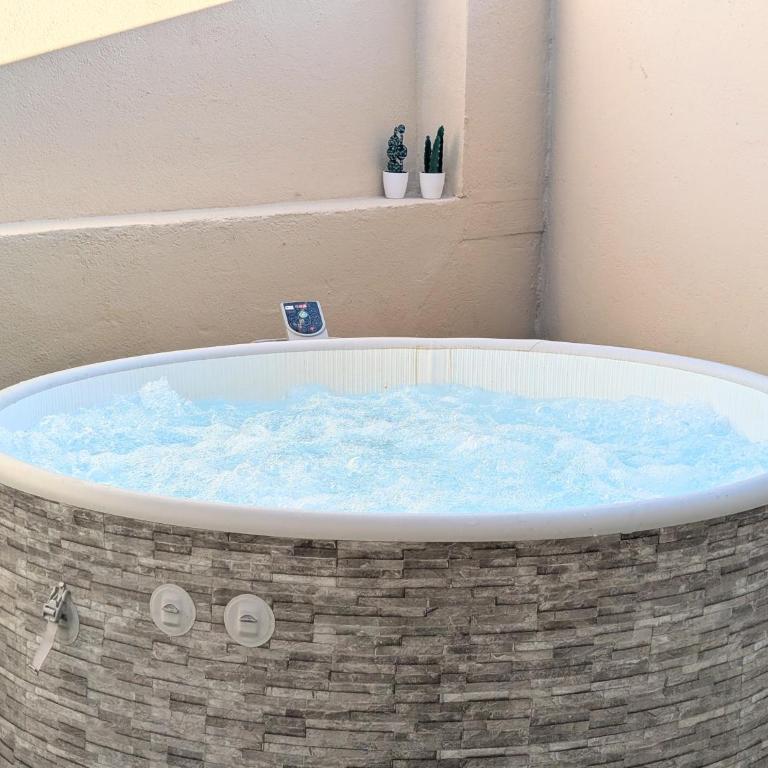 151 - Terrasse & Jacuzzi, Rue Trivalle, Pied de la cité de Carcassonne - Climatisation, Netflix, Fibre - Appartement 2 Chambres - 29