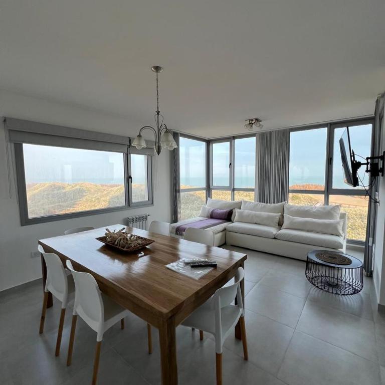 Departamento de lujo frente al mar con vista panorámica, pileta y cochera privada - Apartamento de 2 dormitorios - 1