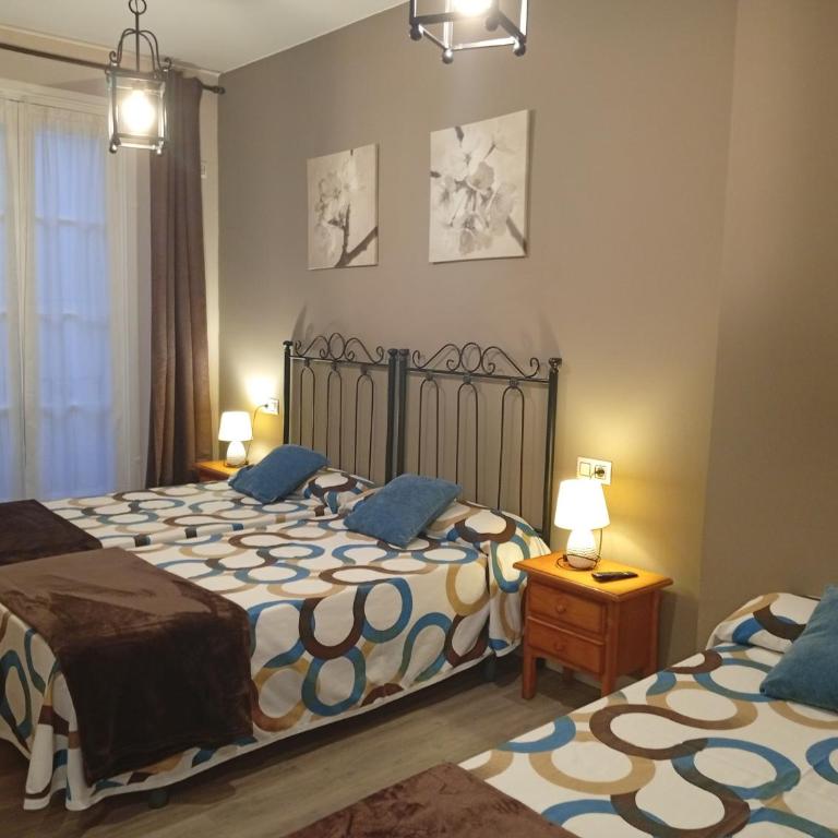 Hospedaje Don Pelayo - Habitación Doble con cama supletoria - 2 camas - 4