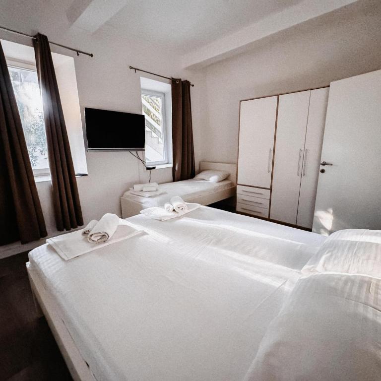 Old Town Oasis - One-Bedroom Apartment with Garden View - 6