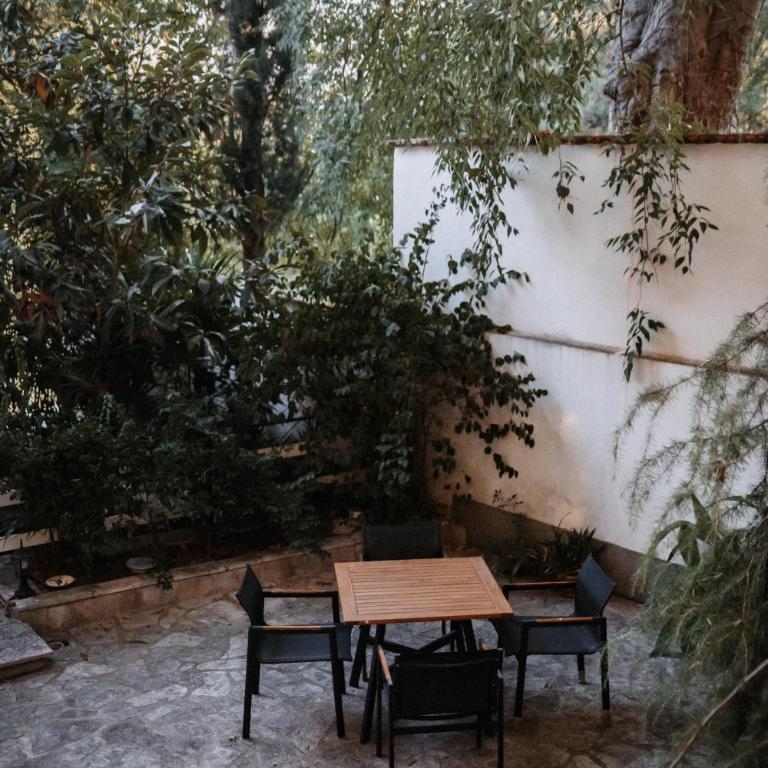 Old Town Oasis - One-Bedroom Apartment with Garden View - 7