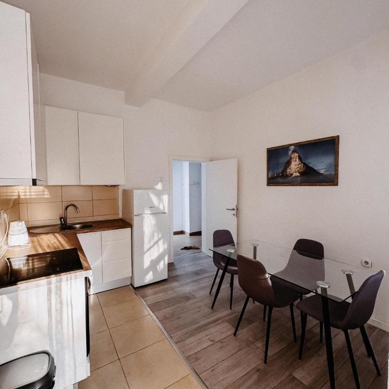 Old Town Oasis - One-Bedroom Apartment with Garden View - 5