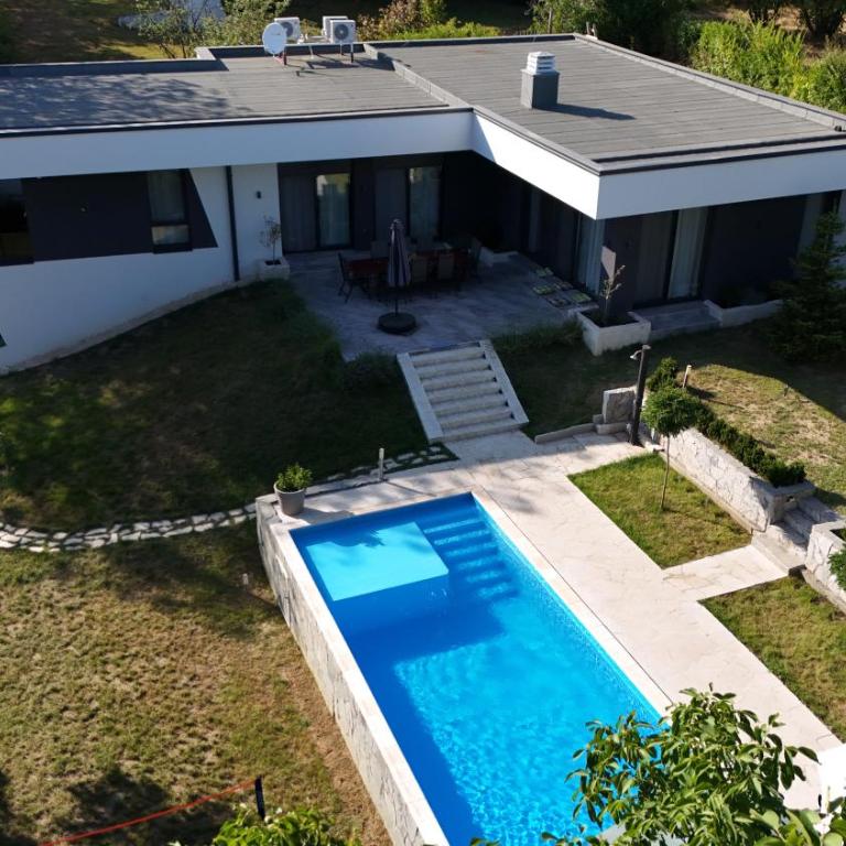 Rent Your Family Retreat in Novi Sad - Vila sa Sopstvenim Bazenom - 4