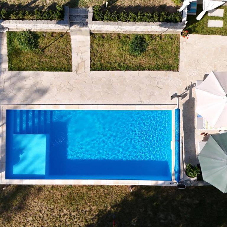Rent Your Family Retreat in Novi Sad - Vila sa Sopstvenim Bazenom - 5