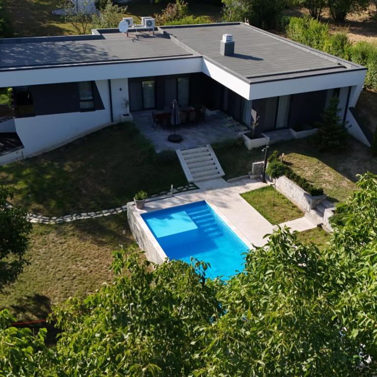 Rent Your Family Retreat in Novi Sad - Vila sa Sopstvenim Bazenom - 3