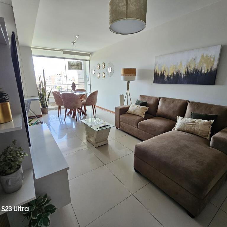 Céntrico departamento de 3 habitaciones con balcón - Apartamento Deluxe de 3 dormitorios - 2