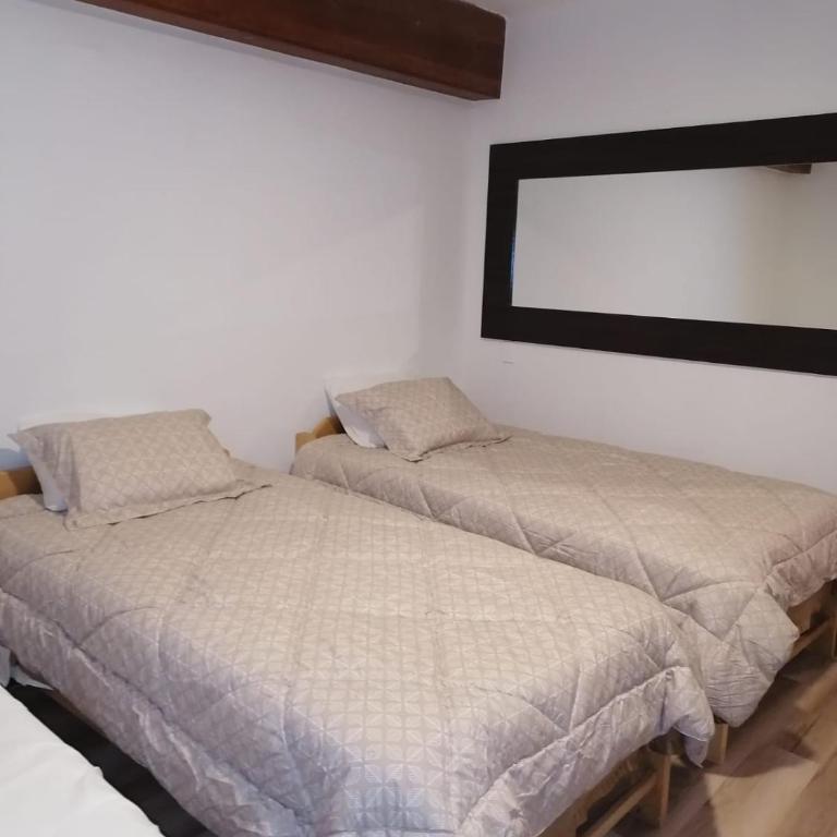 Economy room with private bathroom - Habitación Triple con baño privado - 2