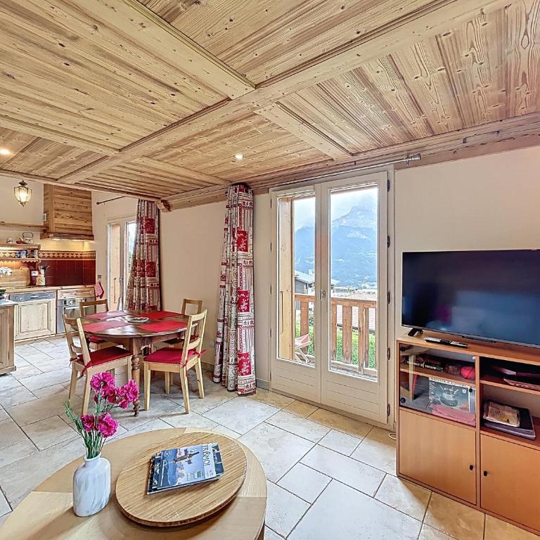 Appartement 2 chambres, mezzanine, vue Mont Blanc, proche village, parking - FR-1-560-164 - Appartement - 1