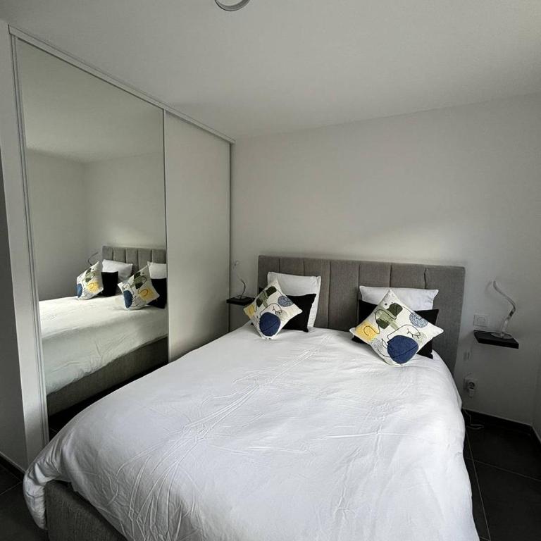 Appartement T2 vue mer et citadelle - One-Bedroom Apartment with Sea View - 8