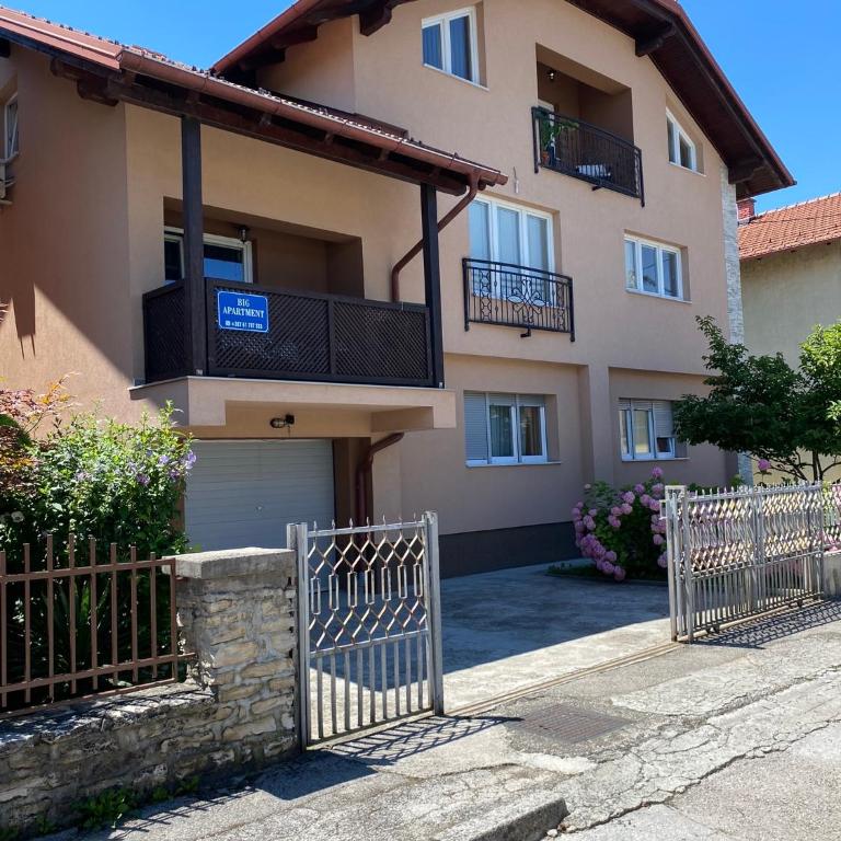 BIG Apartment 3 Bedrooms - Three-Bedroom Apartment - 10
