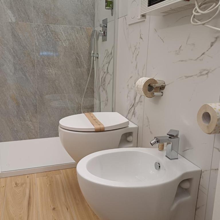 Luxury Rooms Bari - Camera Matrimoniale con Bagno Privato - 16
