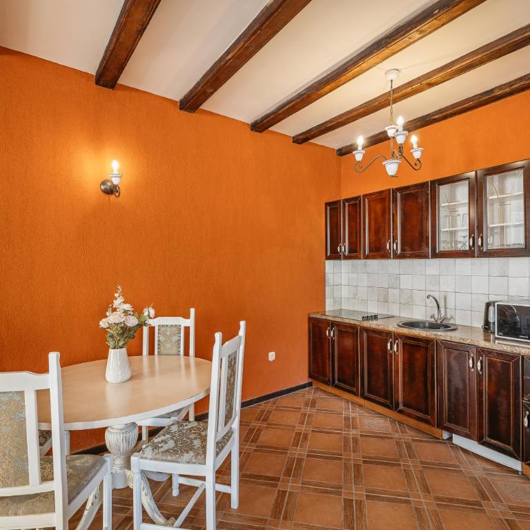 Apartments Leo - One-Bedroom Apartment with Terrace - 8