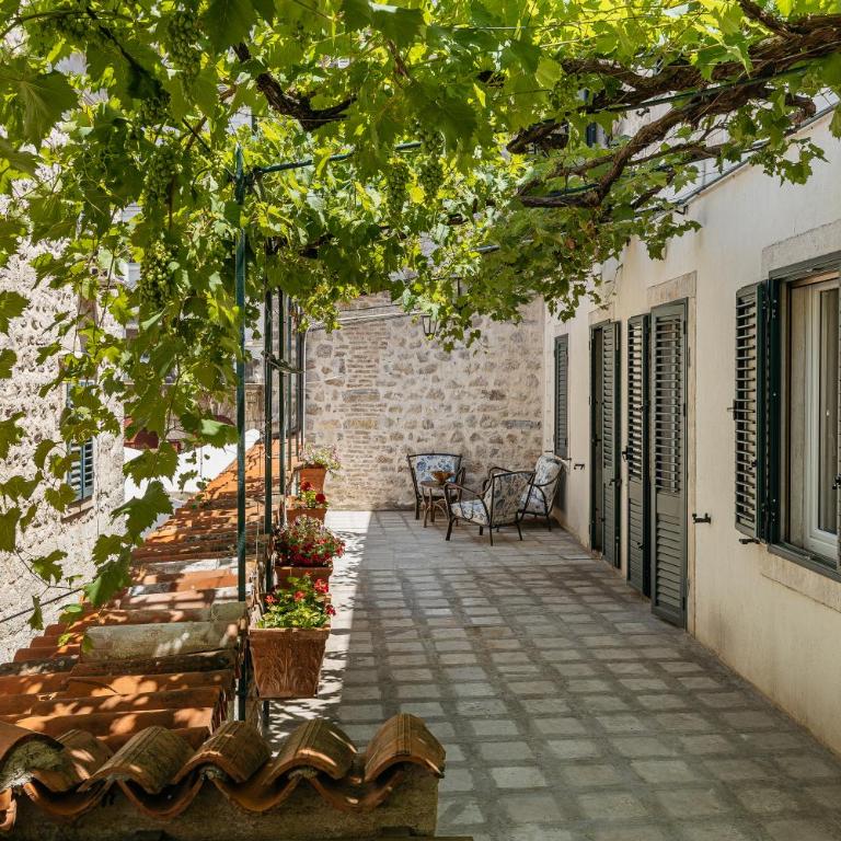 Apartments Leo - One-Bedroom Apartment with Terrace - 2