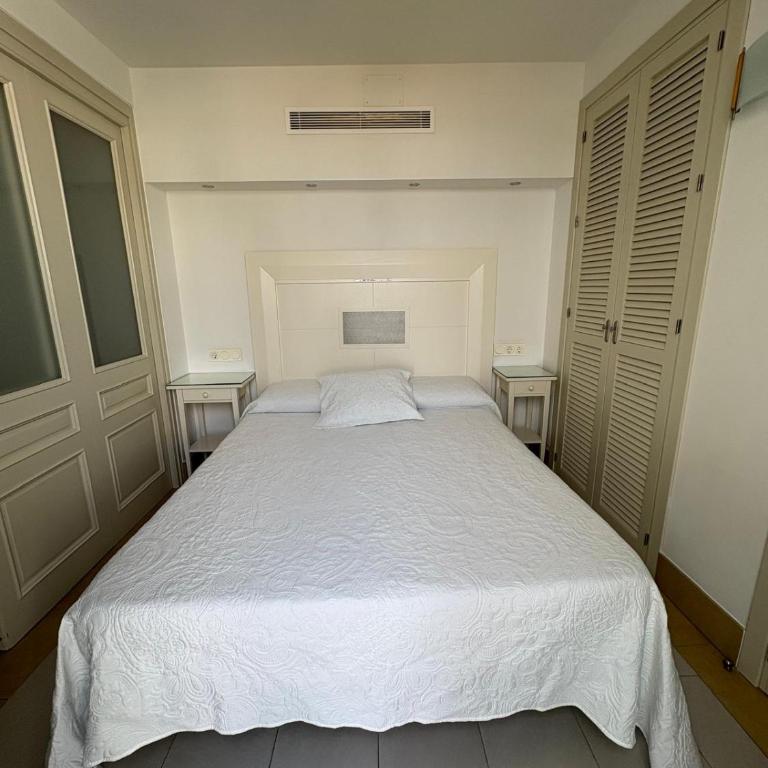 Hostal El Alojado de Velarde - Family Room with Terrace - 3