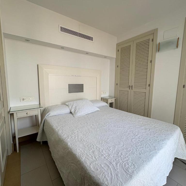 Hostal El Alojado de Velarde - Family Room with Terrace - 4