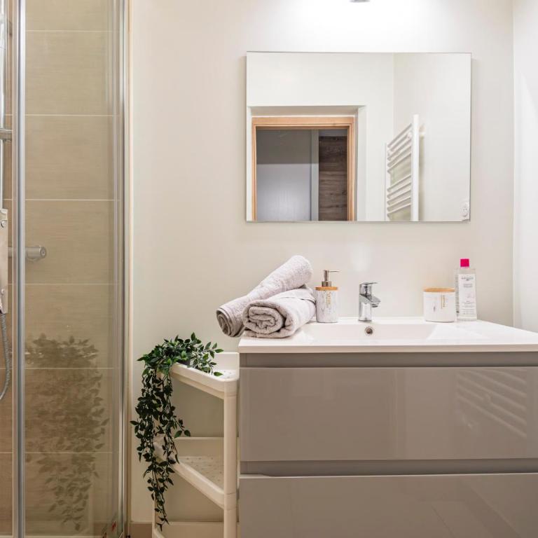 L'Étape - Center - Cathedral - Two-Bedroom Apartment - 8