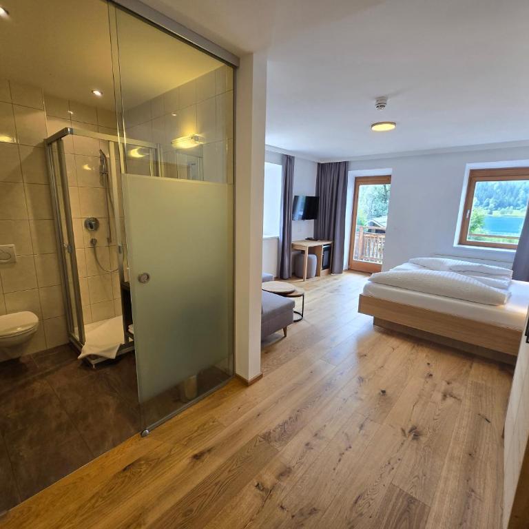 Ferienhof Neusacher Moser - Comfort Doppelzimmer mit Seeblick - 2