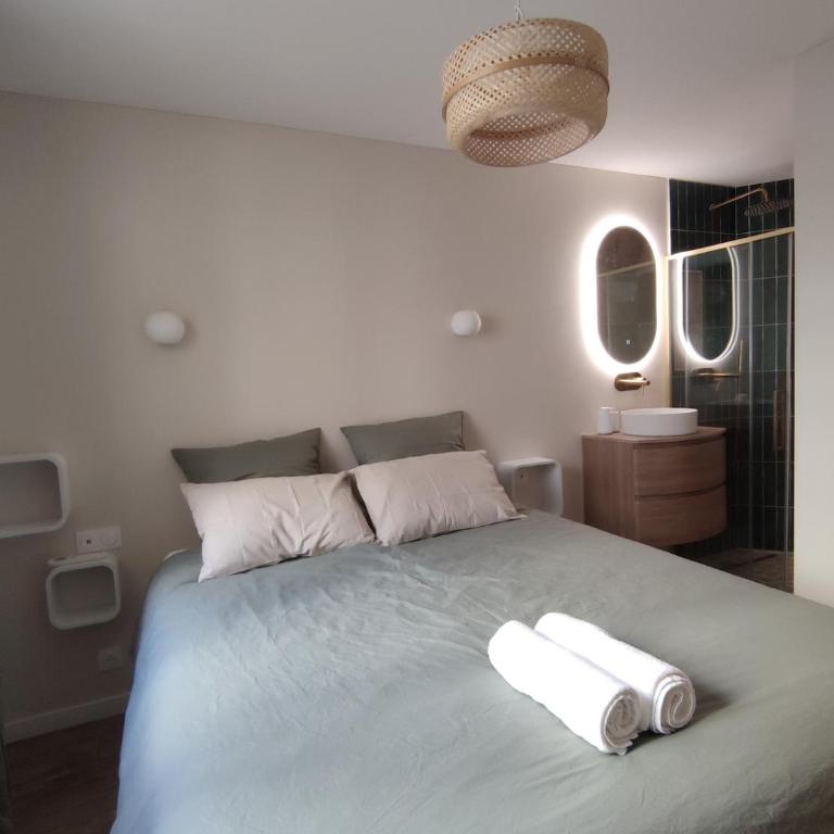 Heart of Antibes 3 BBedroom Queen beds AC Parking - Three-Bedroom Apartment - 13