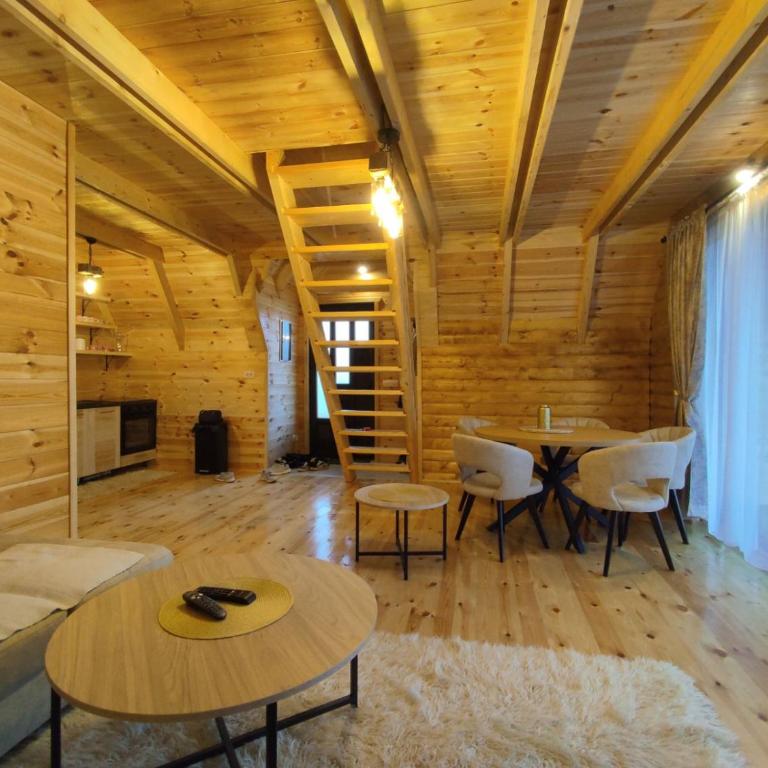 Apartments CENTER OF THE WORLD - Two-Bedroom House - 11