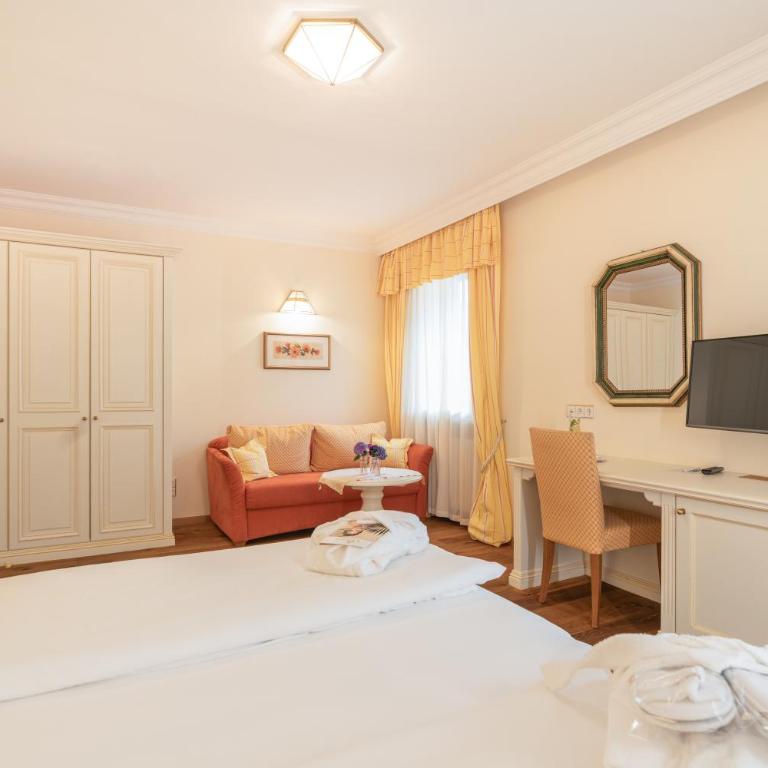 Hotel Starkenberg - Double Room with Balcony - Side Street View - 2