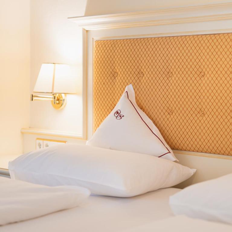 Hotel Starkenberg - Double Room with Balcony - Side Street View - 3