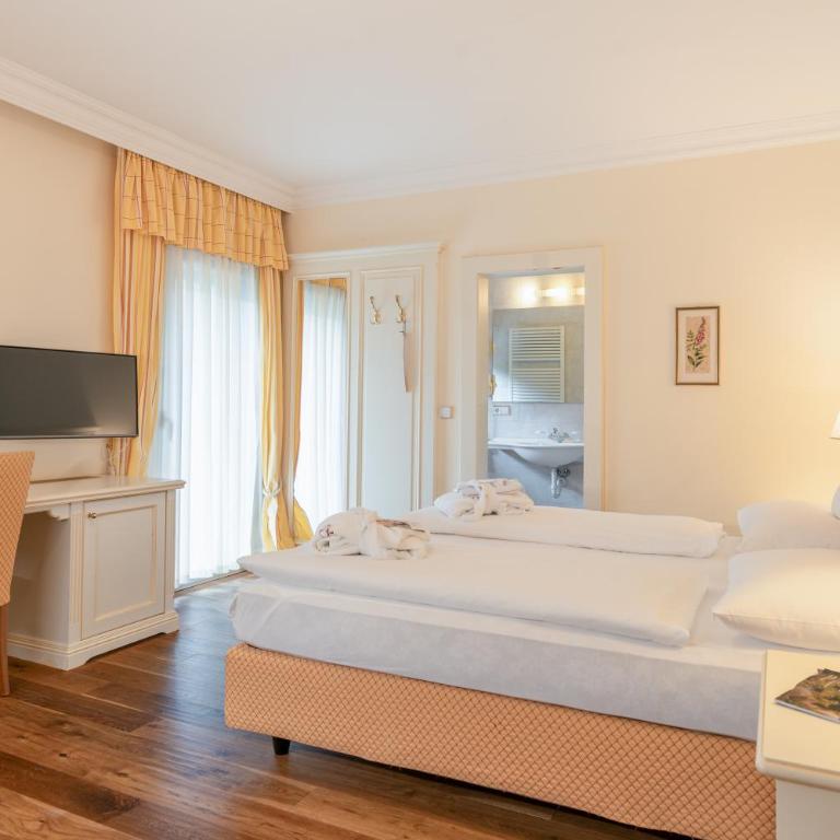 Hotel Starkenberg - Double Room with Balcony - Side Street View - 4