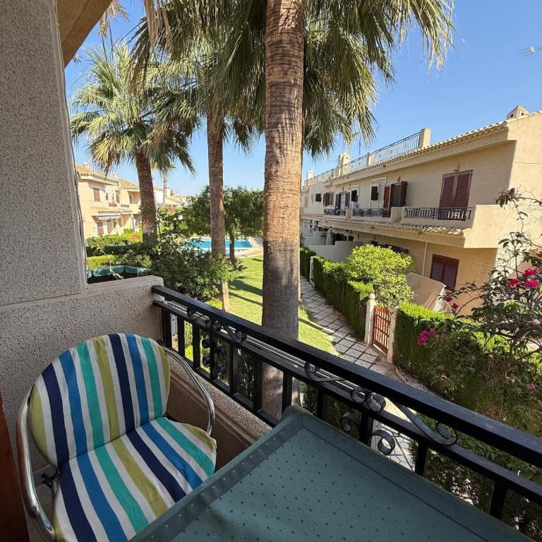 among palm trees in Playa Flamenca - Apartamento de 2 dormitorios - 3