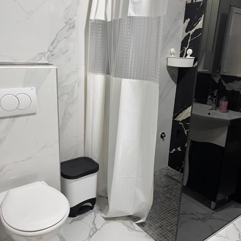 BarDeluxe - Two-Bedroom Apartment with Balcony and Terrace - 17