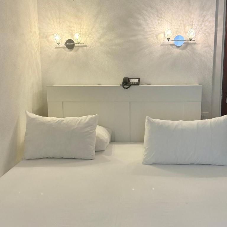 Hotel Les Arcades - Chambre Simple avec Salle de Bains Extérieure Privative - 2