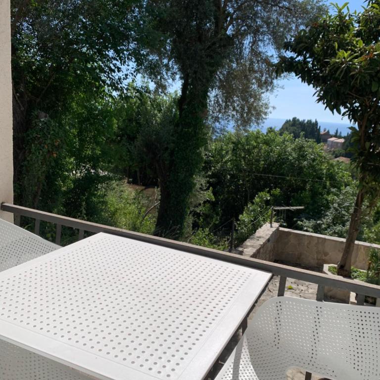 Reževići Apartments - One-Bedroom Apartment with Balcony and Side Sea View - 4
