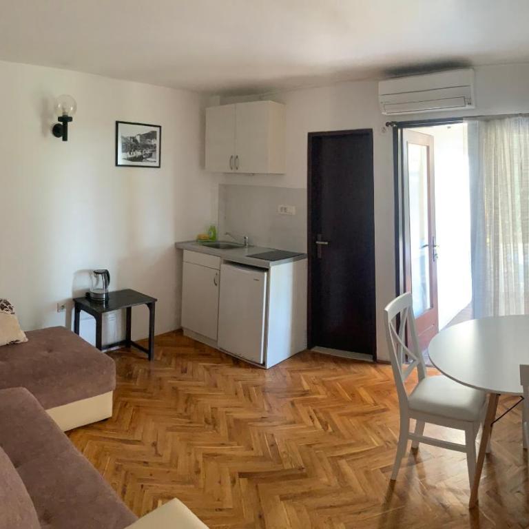 Reževići Apartments - One-Bedroom Apartment with Balcony and Side Sea View - 1