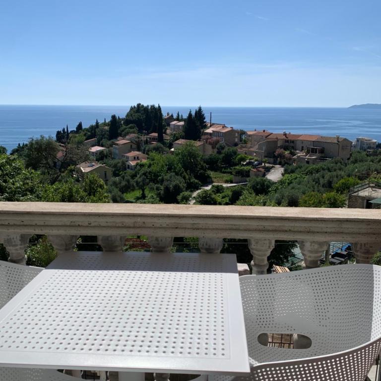Reževići Apartments - One-Bedroom Apartment with Balcony and Sea View - 1
