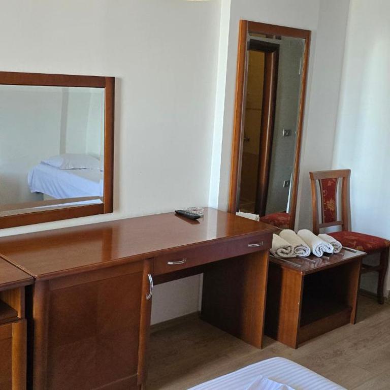 Hotel Porto Otrant - Trokrevetna Soba sa Terasom - 1