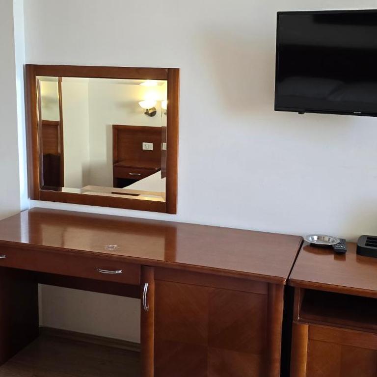 Hotel Porto Otrant - Trokrevetna Soba sa Terasom - 1