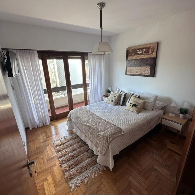 Depto. en la bella plaza Mitre. Luminoso y amplio. - Apartamento de 2 dormitorios - 1