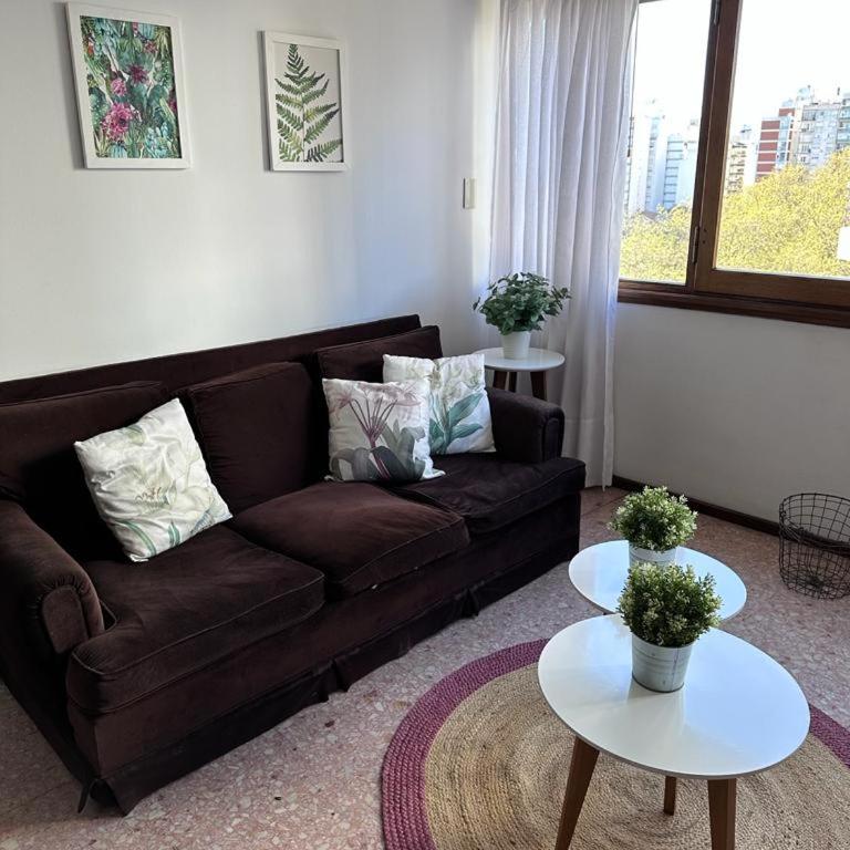 Depto. en la bella plaza Mitre. Luminoso y amplio. - Apartamento de 2 dormitorios - 15