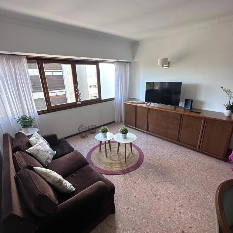 Depto. en la bella plaza Mitre. Luminoso y amplio. - Apartamento de 2 dormitorios - 10