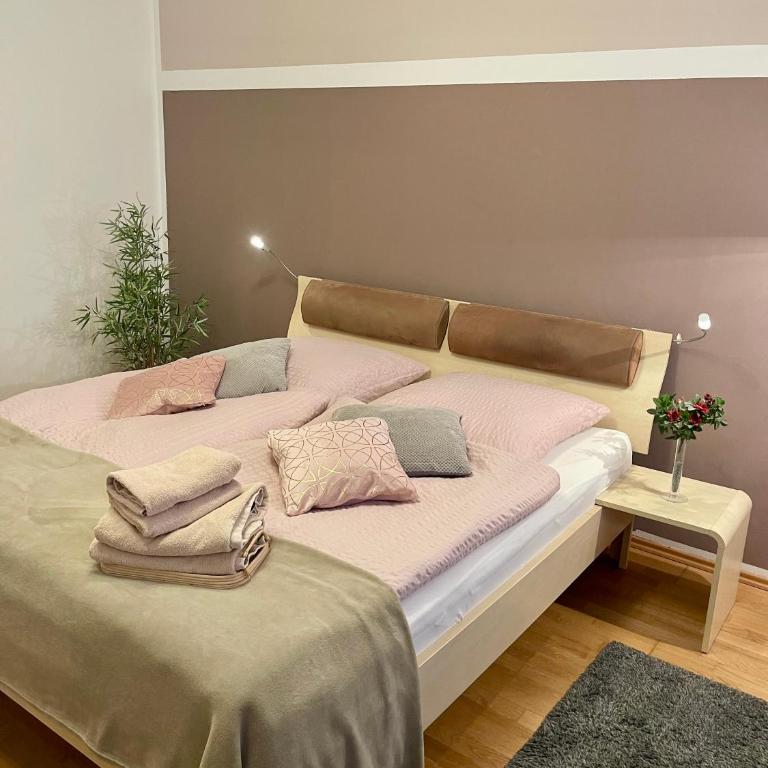 Stadtwohnung am Oertelplatz - Two-Bedroom Apartment - 1