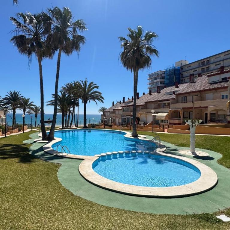 Primera línea en Muchavista bungalow con piscina y terraza By Turihome - Apartment - 1